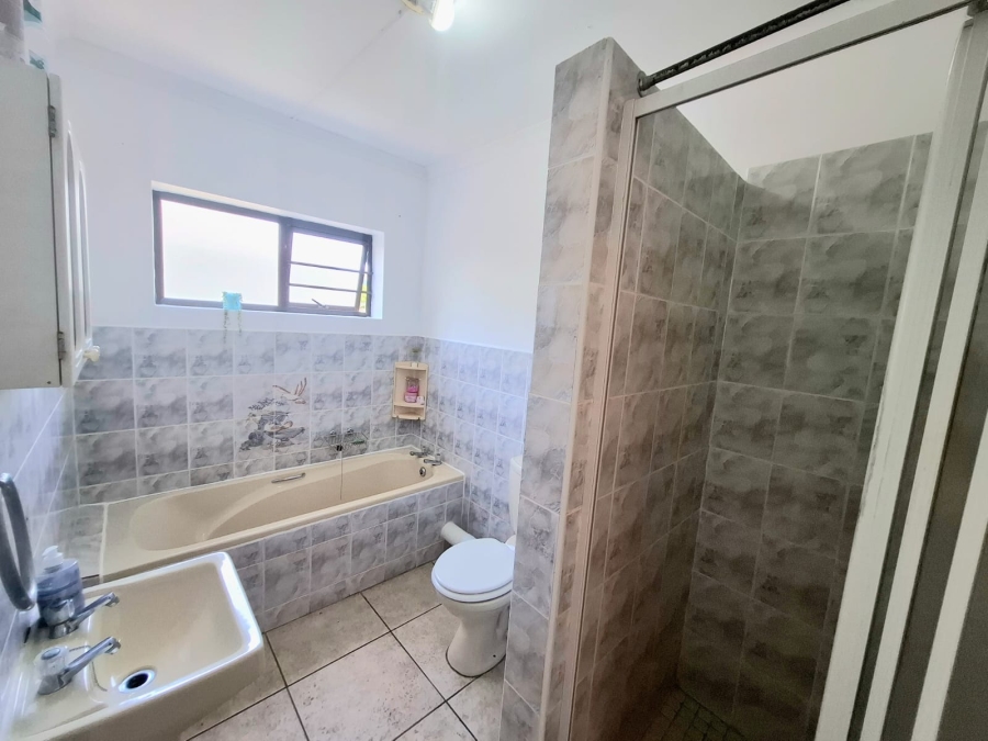 6 Bedroom Property for Sale in Gonubie Eastern Cape